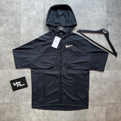 NIKE ESSENTIALS JACKET - BLACK